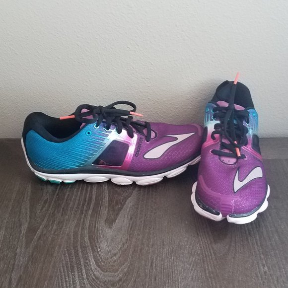 brooks cushioned running shoes womens